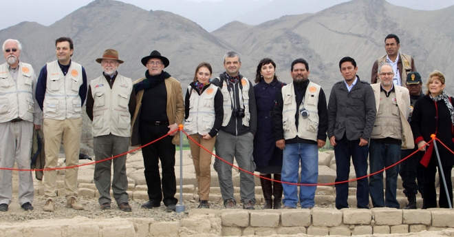 Equipo de arqueólogos responsables de los hallazgos en Huarmey en compañía del entonces Ministro de Cultura y otras autoridades.